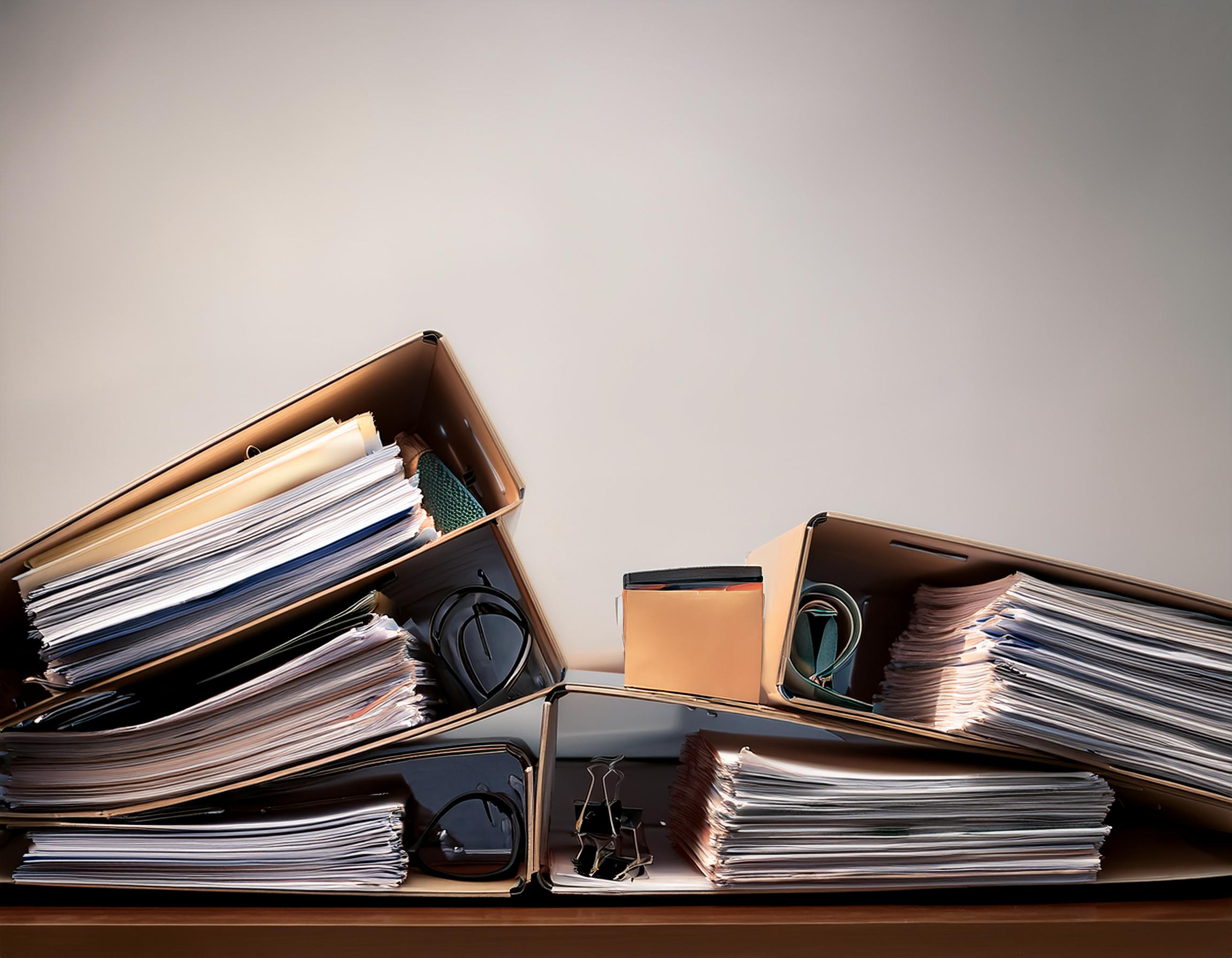 Dokumente und Aktenordner, die für Steuerberatungsprojekte genutzt werden